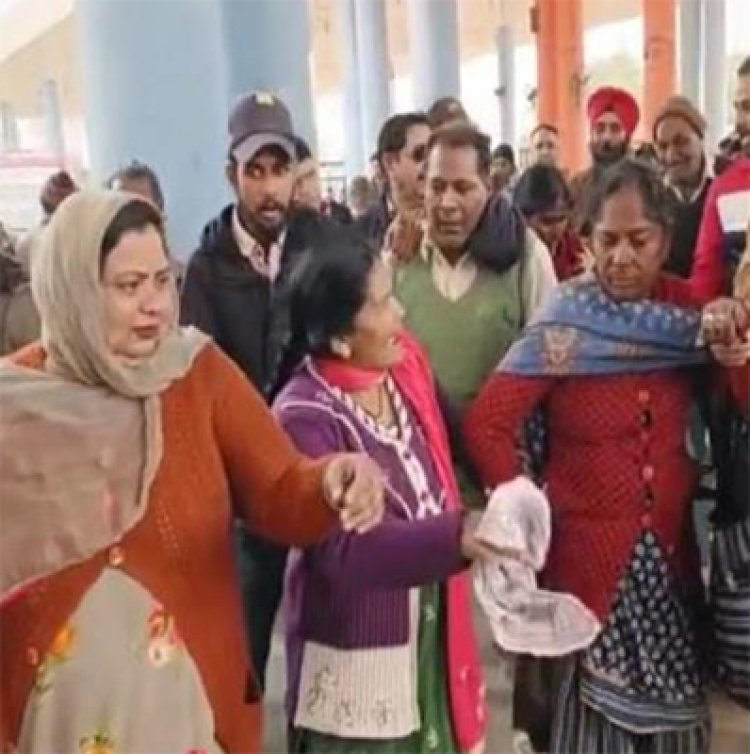 बस स्टैंड पर 2 महिलाओं की जमकर छित्तर परेड, जाने मामला
