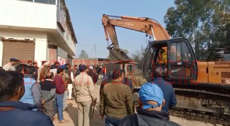 अवैध कंस्ट्रक्शन पर प्रशासन ने चलाई मशीन, देखें वीडियो