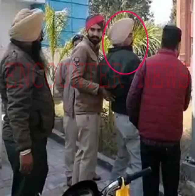 नशे में झूमते हुए ASI ने उतारी अपनी पैंट, देखें वीडियो