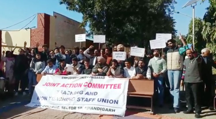 टीचिंग और नॉन-टीचिंग स्टाफ ने प्रशासन के खिलाफ लगाया धरना, देखें वीडियो