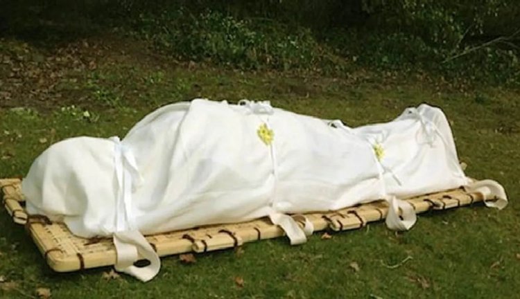 श्मशान जा रही अर्थी पर उठकर बैठ गई महिला, मचा हड़कंप