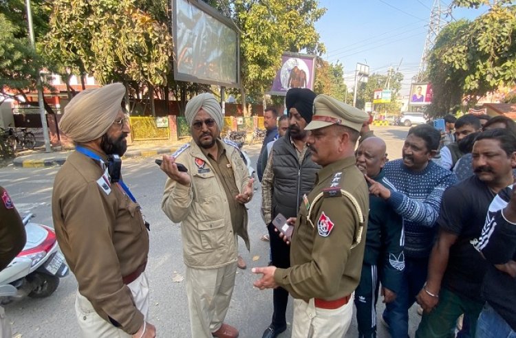 गुरु अमरदास चौक में पुलिस के खिलाफ धरने पर बैठे लोग, जाने मामला