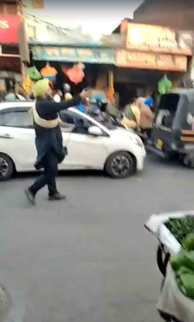पुतलीघर मार्केट में ट्रैफिक में फंसे व्यक्ति ने निकाली रिवाल्वर, वीडियो वायरल