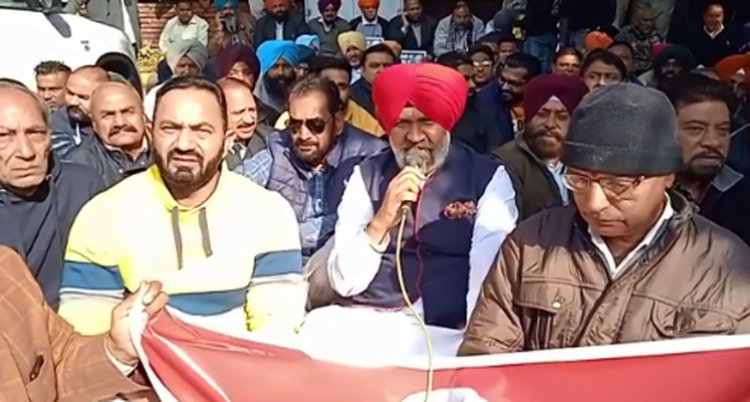 केंद्र सरकार के खिलाफ सड़कों पर उतरी कांग्रेस, SBI के बाहर किया प्रदर्शन, देखें वीडियो