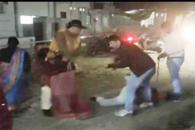 रेलवे स्टेशन के बाहर पुलिसकर्मियों ने आटो चालक को लाठी से पीटा, 3 suspended,  देखें वीडियो