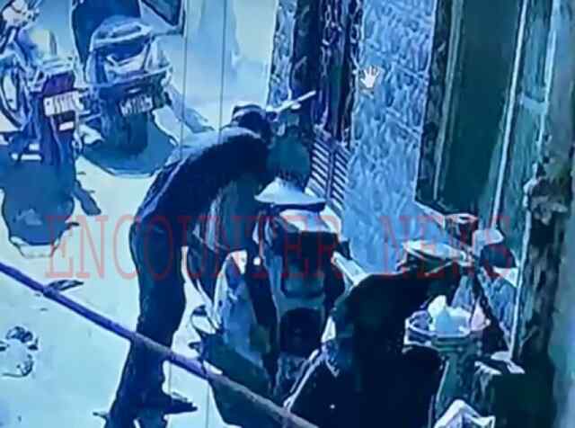 इस इलाके में नशे में धुत चोर ने की वारदात को अंजाम देने की कोशिश, देखें CCTV