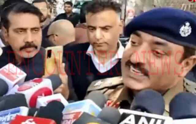 कोर्ट परिसर के बाहर दो गैंगस्टरों के बीच चली गोलियां, देखें वीडियो