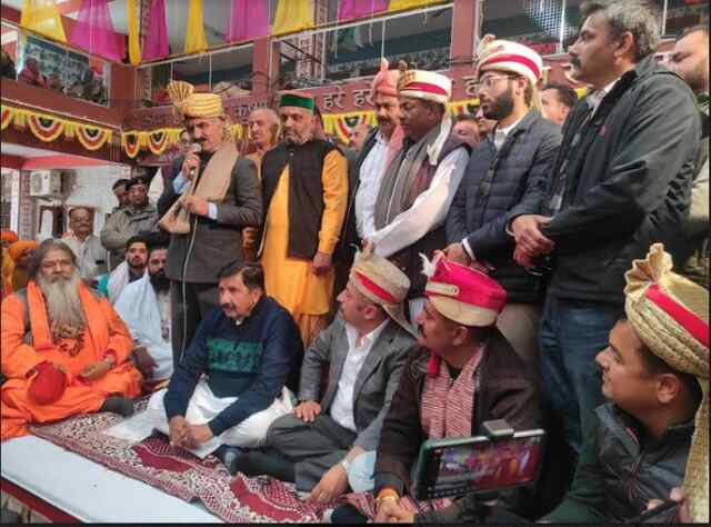 श्रीमद् भागवत कथा में पहले दिन भक्ति प्रसंग सुन भावविह्वल हुए श्रोता