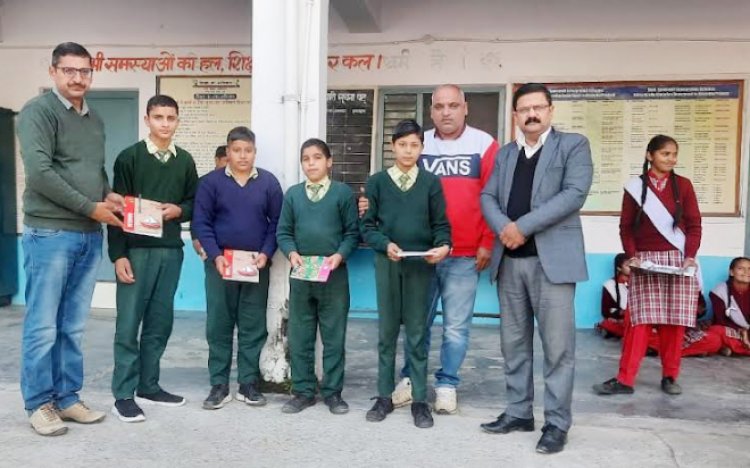 रायपुर स्कूल में करवाई गई सड़क सुरक्षा पर पेंटिंग प्रतियोगिता