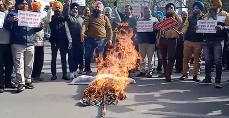 सीपीएफ कर्मचारी यूनियन और जेएसी ने सरकार का पुतला फूंक कर किया प्रदर्शन, देखें वीडियो
