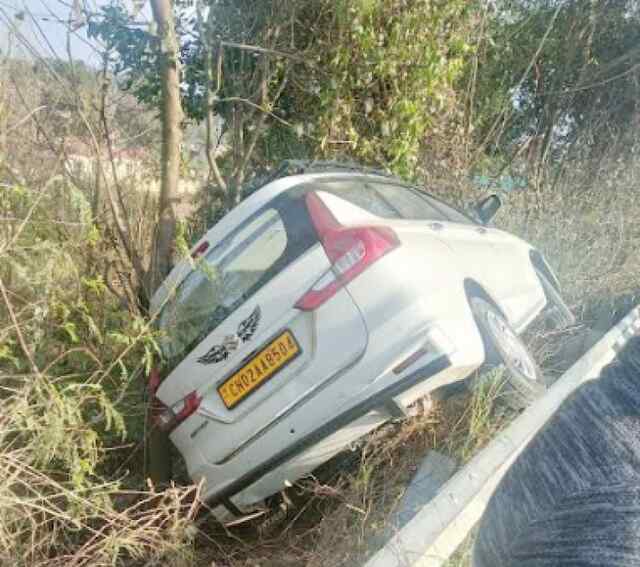 धुसाडा में स्कूटी सवार को बचाते पलटी कार