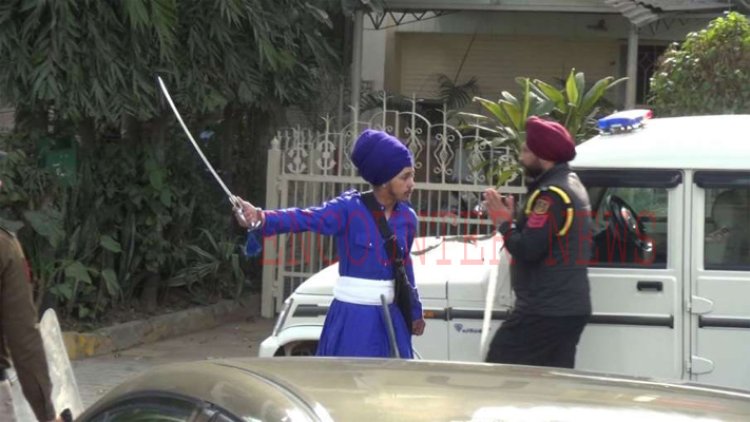 प्रदर्शनकारियों पर पुलिस का सख्त एक्शन, दर्ज की FIR