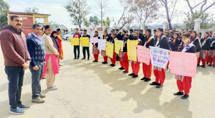 अरलू स्कूल में करवाई गई सड़क सुरक्षा पर पेंटिंग प्रतियोगिता 