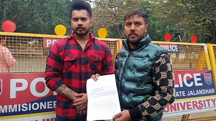 जालंधर: मशहूर कॉमेडियन काके शाह के खिलाफ पुलिस कमिश्नर दफ्तर पहुंचा पीड़ित पक्ष, देखें वीडियो