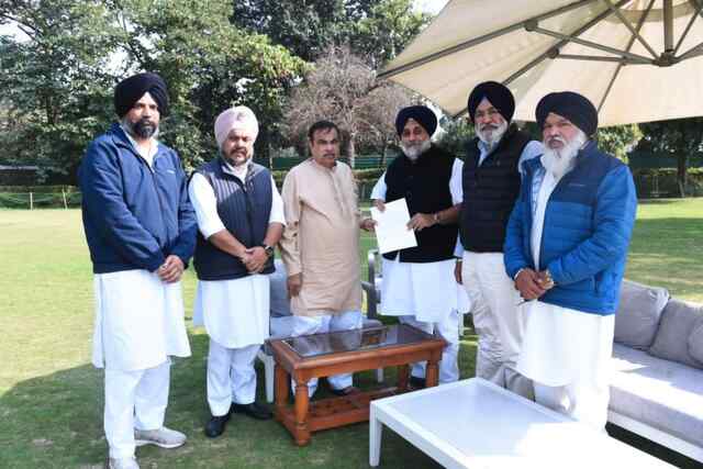केंद्रिय मंत्री नितिन गडकरी से मिले सुखबीर बादल, रखी ये मांग