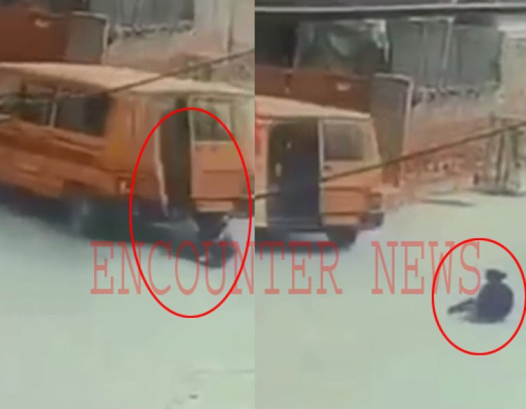 पंजाबः चलती स्कूल वैन से सड़क पर गिरी बच्ची, देखें CCTV