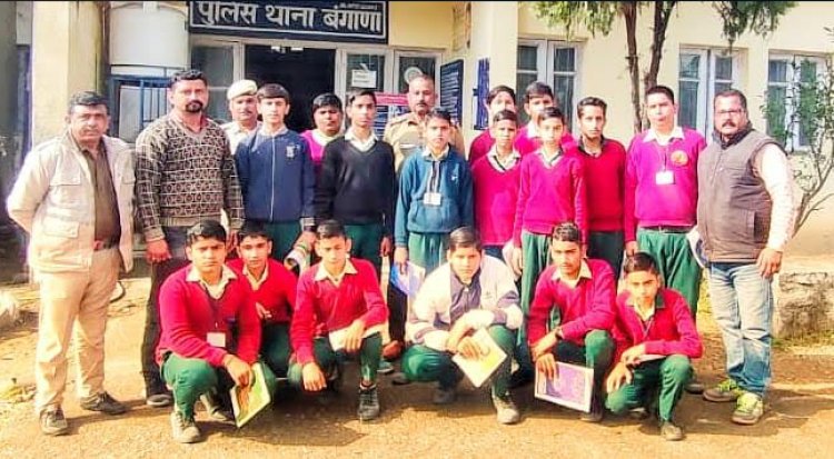हटली स्कूल के बच्चों ने थाना बंगाणा में सीखे यातायात के नियम