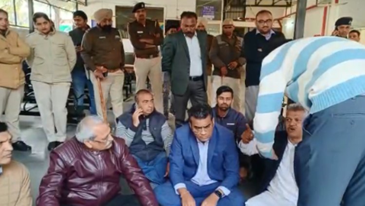 मेयर और प्रशासन हुए आमने-सामने, चैरिटेबल लैब बंद कराने पहुंची टीम, देखें वीडियो