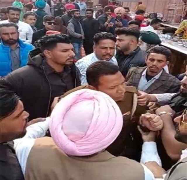 पंजाबः गायक अमृत मान के शो दौरान हुआ भारी हंगामा
