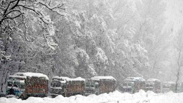हिमाचल में इन जगहों पर भारी बर्फबारी, 200 से ज्यादा सड़कें बंद