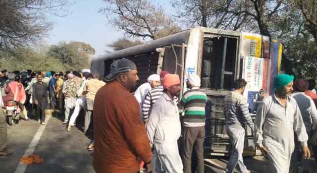 बीच सड़क पर पलटी यात्रियों से भरी बस, दो दर्जन से ज्यादा लोग घायल
