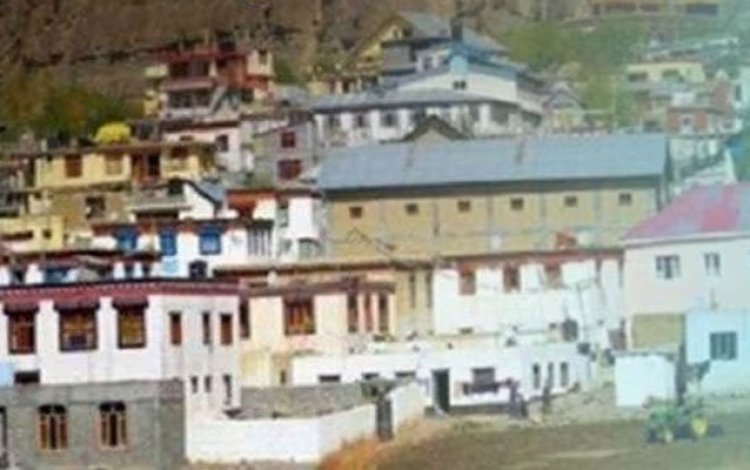 इस गांव की महिलाएं 5 दिन तक नहीं पहनतीं कपड़े, जाने मामला