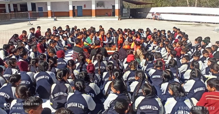 रायपुर स्कूल के बच्चों ने देखा इंडो फार्म ट्रैक्टर प्लांट