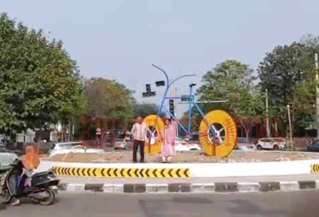 स्मार्ट सिटी प्रोजेक्ट के तहत इस चौक पर लगाई गई 15 फीट ऊंची ई साइकिल, देखें वीडियो