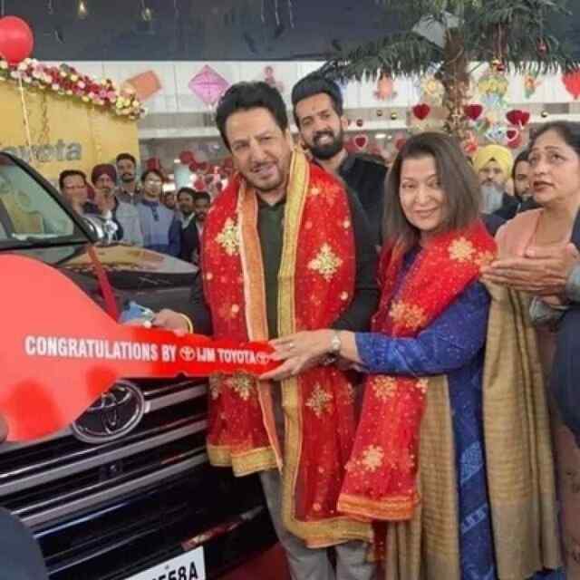पंजाबी गायक गुरदास मान ने खरीदी SUV लैंड क्रूजर, देखें तस्वीरें