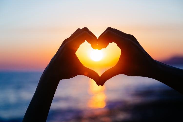 Valentine Day पर पत्नी को दिया अनोखा गिफ्ट, बचाई जान
