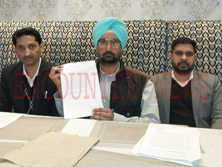 आरोपः पार्टनर्स ने बिल्डर और बैंक की मिलीभगत से करोड़ों रुपए के शेयरों का किया गबन
