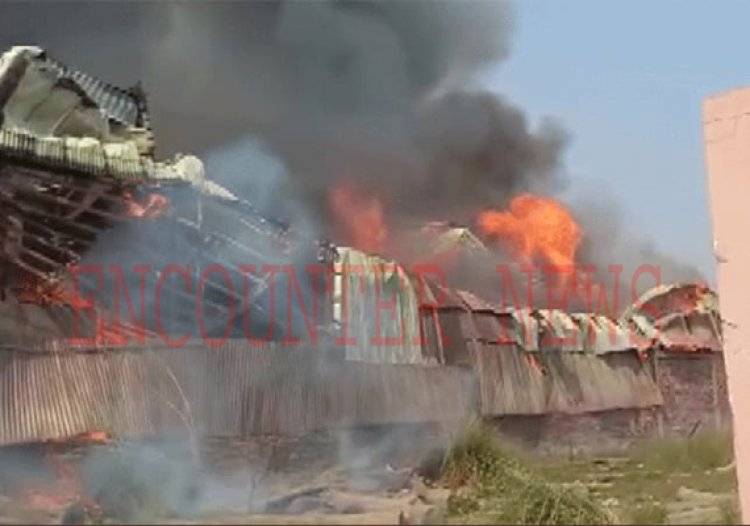 फर्नीचर की फैक्ट्री लगी आग, ट्रैक्टर-बाइक सहित सामान जलकर खाक