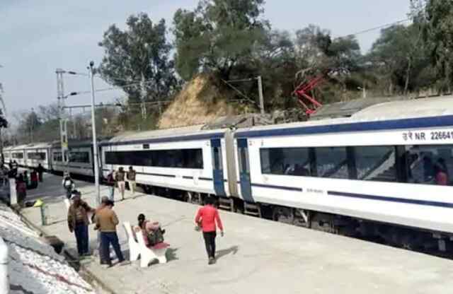 वंदे भारत एक्सप्रेस रेलगाड़ी सवा घंटा देरी से पहुंची ऊना