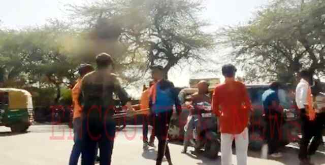 Valentine’s Day पर पति-पत्नी को कपल समझकर पीटने पहुंचा ‘बजरंग दल’, देखें वीडियो