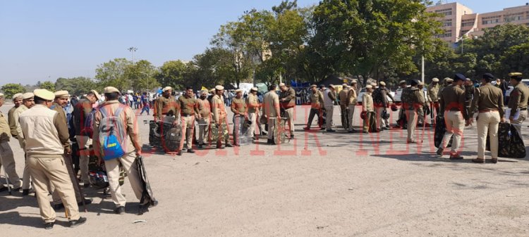 बीजेपी के खिलाफ आप पार्टी ने खोला मोर्चा, भारी पुलिस फोर्स तैनात