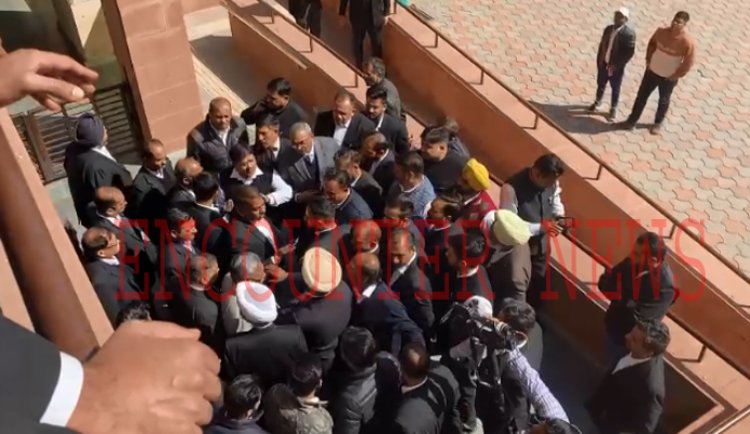 चंडीगढ़ः जिला अदालत में वकीलों ने रखा ‘नो वर्क डे’, देखें वीडियो