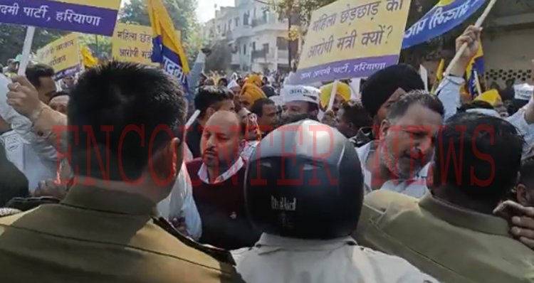 आप का बीजेपी के खिलाफ प्रदर्शन, पुलिस और प्रदर्शनकारियों में हुई धक्का-मुक्की, देखें वीडियो