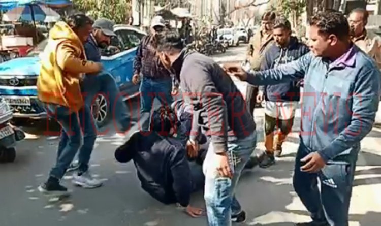 जालंधरः नामदेव चौक के समीप दो गुटो में झड़प, जमकर चले लात-घूंसे, देखें वीडियो