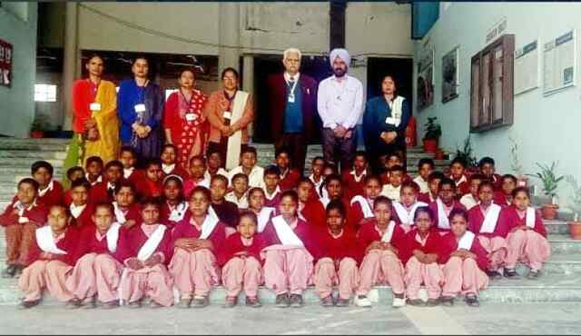 एनआरएसटी केंद्र वाथू के 48 बच्चों को इंडस यूनिवर्सिटी में एक्सपोजर विजिट करवाई