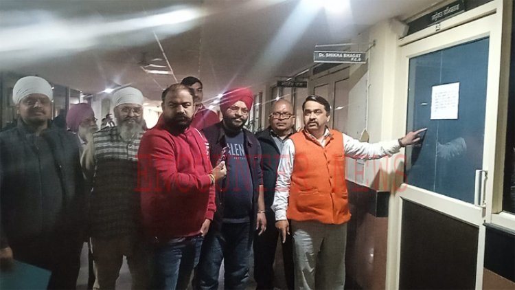 जालंधरः इकहरी पुली में गंदे पानी की समस्या से परेशान लोग पहुंचे निगम कमिशनर दफ्तर, देखें वीडियो 