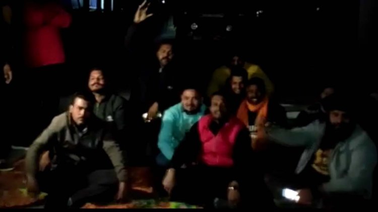 होशियारपुरः गांव वासियों ने सड़क जाम कर किया प्रदर्शन, देखें वीडियो