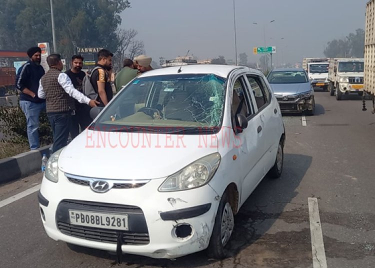 फगवाड़ाः दो कारों की टक्कर में 4 लोग घायल, देखें वीडियो