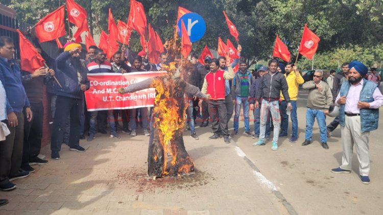 प्रशासन की वायदा खिलाफी के विरोध में वर्करों ने पुतला फूंककर किया प्रदर्शन