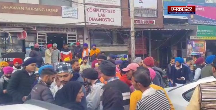 पंजाबः स्कूल वैन और बाइक की टक्कर में 1 की मौत, देखें वीडियो