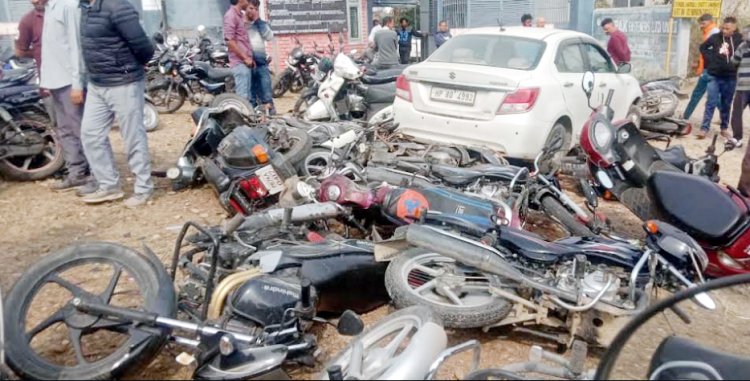 बेकाबू कार ने फैक्ट्री के बाहर खड़े 16 दोपहिया वाहनों को मारी टक्कर