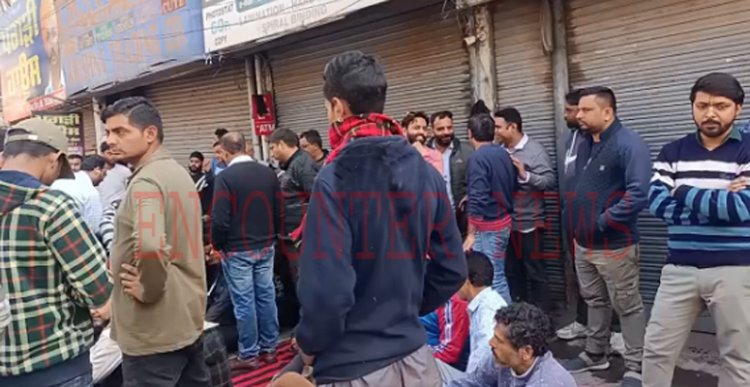 जालंधरः अड्डा टांडा के प्रधान और SHO में गरमाया विवाद, फिर धरने पर बैठे दुकानदार, देखें वीडियो