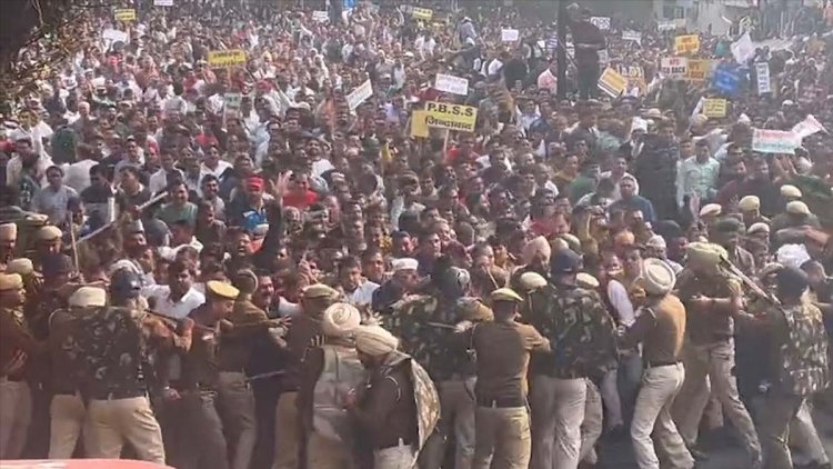 पुरानी पैंशन को बहाल करवाने की मांग को लेकर कर्मचारियों का प्रदर्शन, माहौल तनावपूर्ण, देखें वीडियो