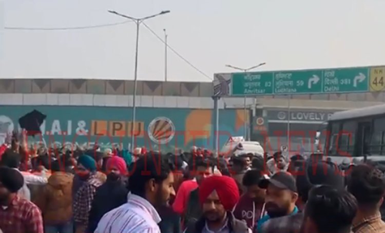 जालंधरः सफाई कर्मचारियों ने PAP चौक धरना लगाकर किया हाईवे बंद