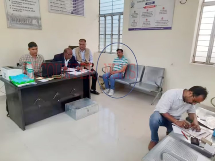 टीचर पर कार्रवाई करने के एवज में रिश्वत लेता अधिकारी गिरफ्तार