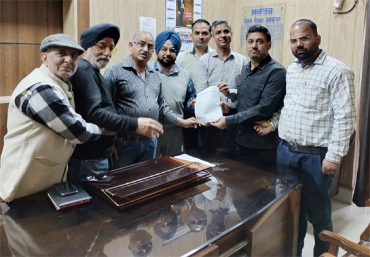 फगवाड़ाः बढ़ते वायु प्रदूषण को लेकर स्वच्छता अभियान सोसाइटी ने निगम कमिशनर को सौंपा ज्ञापन